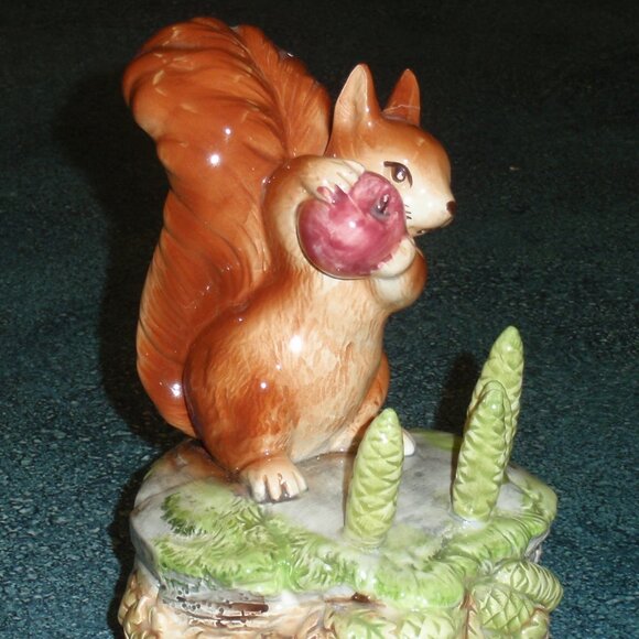 1978 Beatrix Potter "Squirrel Nutkin" Music Box Figurine Raindrops Keep Falling - Picture 1 of 9